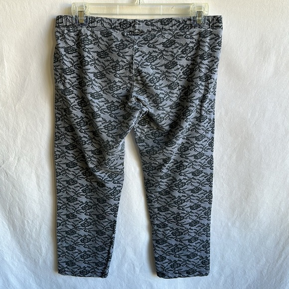 Gray floral print exercise capris - Picture 5 of 6